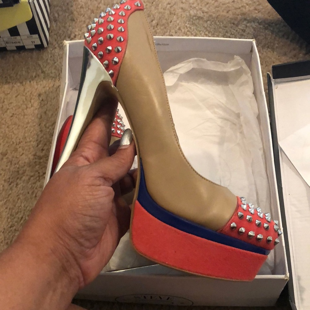 Stiletto platform spiked pumps